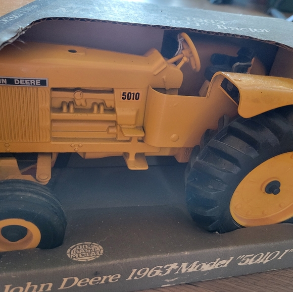 Vintage Stock #: 56291/16 die-cast metal John Deere 1963 Model 5010 NIB - Picture 2 of 9